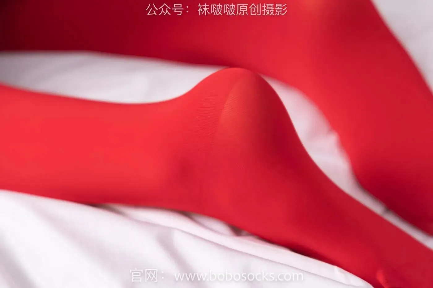 [BoBoSocks袜啵啵]NO.132 小甜豆-aj1板鞋、蓝色短靴、厚黑丝、厚红丝 [145P]插图4